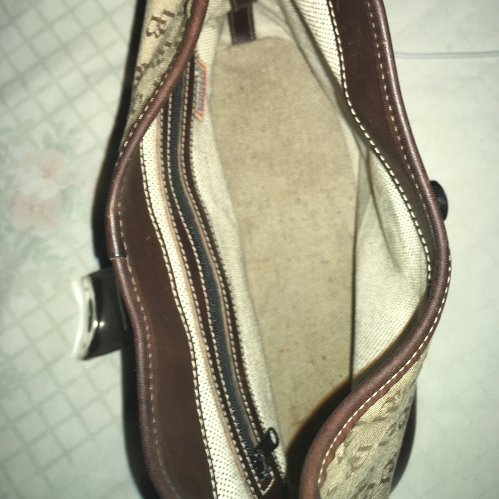 Authentic Dooney & Bourke Signature Purse - Picture 2 of 8